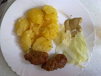 Cevabcici, brambory, obloha